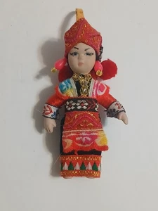 Schöne 4" Volkspuppe Schlüsselanhänger Thai Asiatisch Traditionell Kleid Porzellan  - Bild 1 von 6
