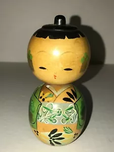 Vintage ~ Kimono bambola Kokeshi in legno nei toni del verde Giappone 4-3/4" - Foto 1 di 6