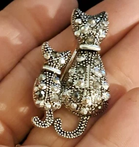 Vtg Sitting Cat & Kitten Pin/Brooch.  Silver Tone. Textured. Sweet! - Picture 1 of 3