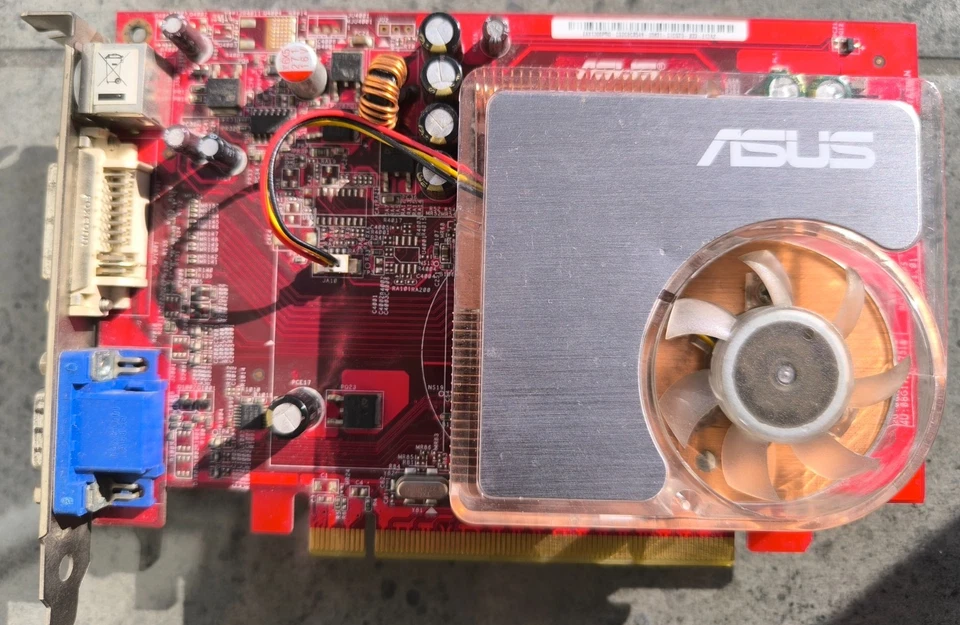 Graphic card ASUS EAX1300Pro/TD/256M/A  256Mb DDR2 PCI-e x16 - Image 1 of 4