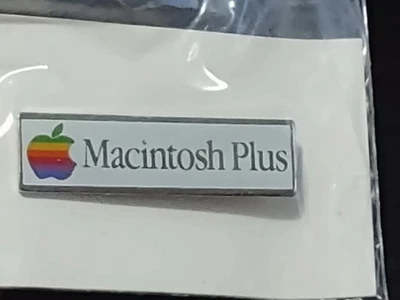 Broche de lapela vintage colecionável Apple Macintosh Plus branco/arco-íris novo - Imagem 1 de 4
