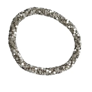 Handarbeit Elegant Weiß Silber Perlen Stretch Armband Chip Perlen Modeschmuck - Bild 1 von 3