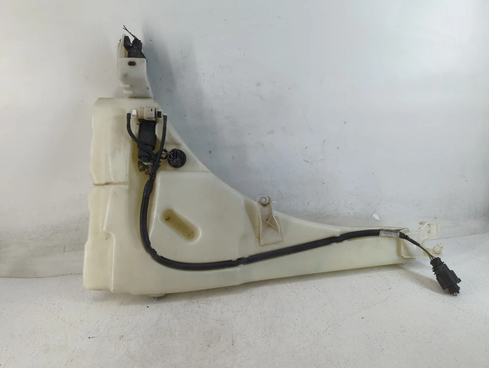 2004-2010 年大众途锐挡风玻璃洗衣机液体水库瓶 Oem VBU4R — 第 1/4 张图片