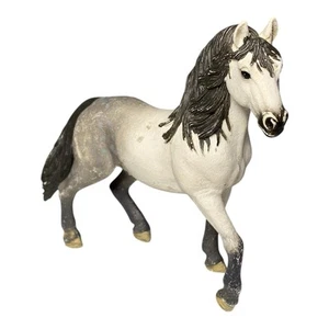 Schleich Caballo Semental Andaluz 2016 Retirado Moteado Gris Blanco Estatuilla Juguete - Imagen 1 de 7