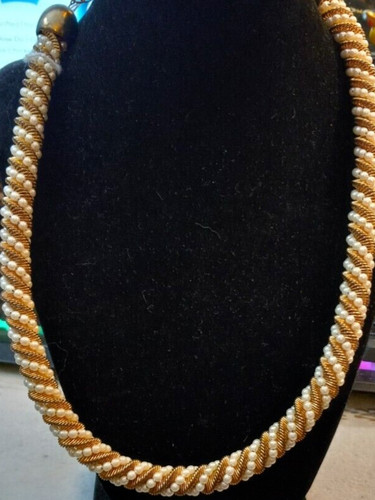 VETEMENTS Collana vintage tono oro e perle semi finti torsione 18"