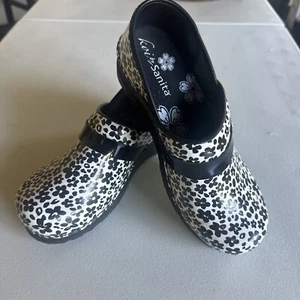 Koi Sanita Clogs Floral Black/white Nurse Clinical Shoes Clogs 38 - Foto 1 di 7