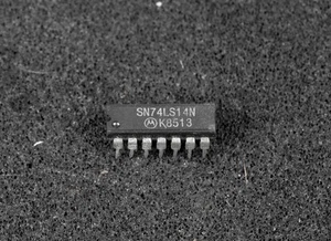 SN74LS14N IC Motorola Hex Schmitt Trigger Inverters DIL-14   74LS14 - Picture 1 of 1
