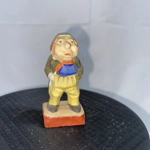 Estatuilla de hombre de porcelana ocupada vintage aspecto tallado miniatura 2-1/2" - Imagen 1 de 6