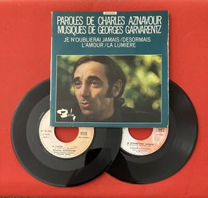 PAROLES CHARLES AZNAVOUR GARVARENTZ JE N’OUBLIERAI L’AMOUR VG+ 2X VINYLES 45T SP - Imagen 1 de 4