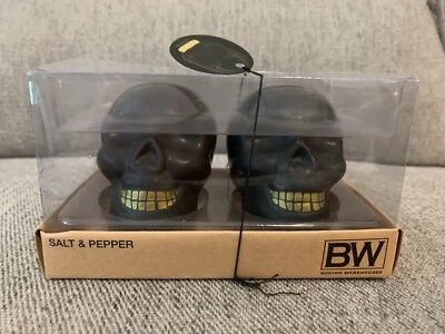 AGITADORES DE SAL Y PIMIENTA de Halloween Boston Warehouse CRÁNEO NEGRO DIENTES DORADOS NUEVO EN CAJA Foto 1 de 4