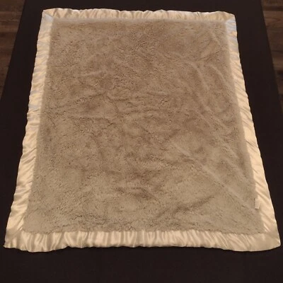 Manta de seguridad para bebé de felpa difusa gris barro pastel borde satinado 100 % poliéster Foto 1 de 4