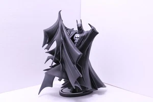 DC Direct Batman 2.0 blanco y negro Todd McFarlane #423 arte de portada estatua de 10" - Imagen 1 de 16