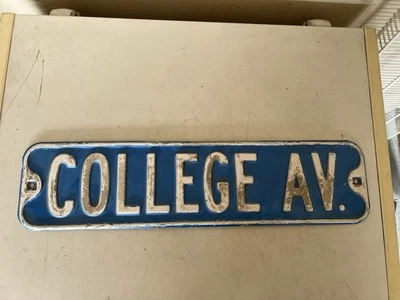 Letrero de calle vintage de metal en relieve College Av. Azul Foto 1 de 4