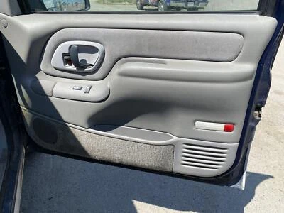 Panel de moldura de puerta de pasajero delantero Chevy Tahoe 1995-1999 (gris humo) Foto 1 de 4