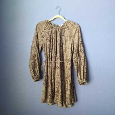 Vestido Para Mujer GB Manga Larga Estampado Serpiente Corbata Cintura Beige Marrón XS Cuello Redondo Usado en Excelente Condición Foto 1 de 4