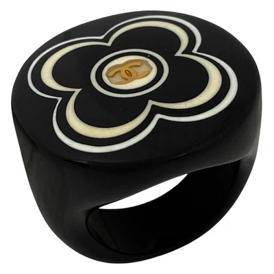 Anel CHANEL (intertravado) logotipo CC, motivo trevo anel flor anel plástico Bl... - Imagem 1 de 4