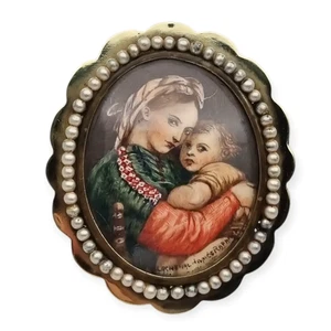 Broche ovalado de bronce y perla con una miniatura de la Virgen con el Niño, fir - Foto 1 di 10