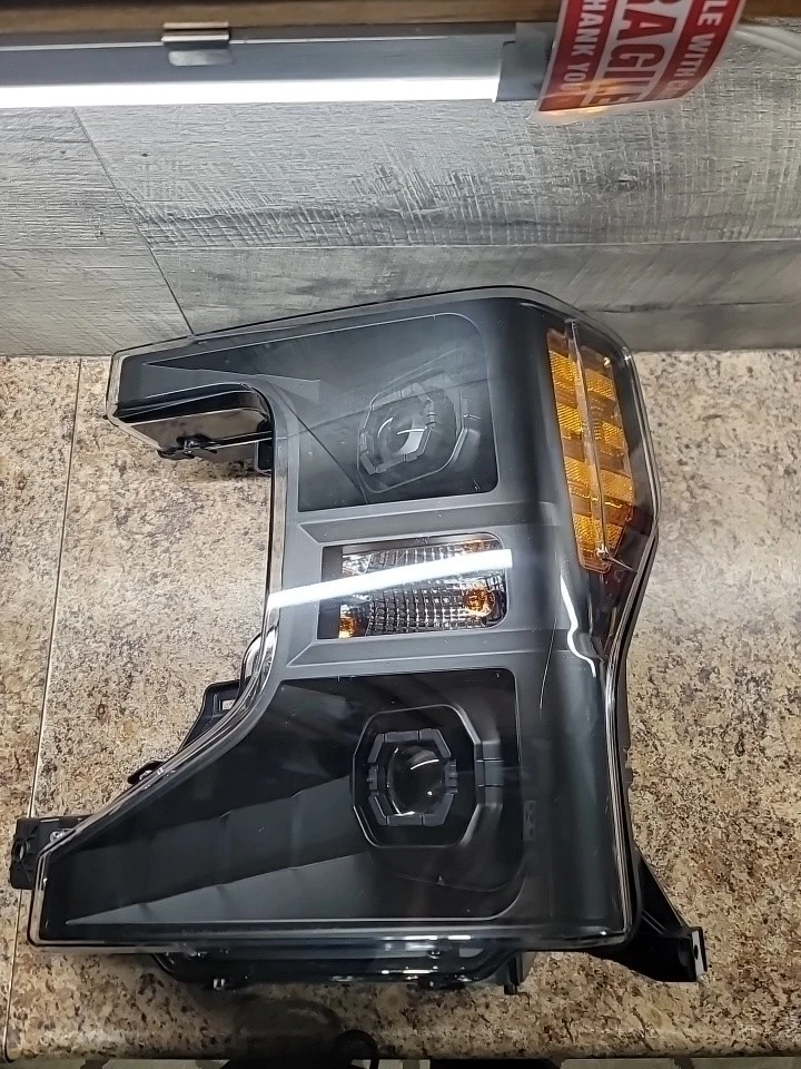 Conjunto de faros interiores izquierdos dañados para Ford F350 Super Duty 2020-2022  Foto 1 de 4