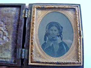 Vintage Beautiful Woman Wearing A Hat Photograph in Clam Shell Frame 1850-1899 - Bild 1 von 8