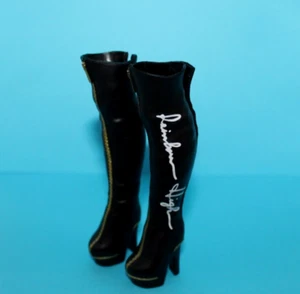 Botas altas por encima de la rodilla negras Rainbow High Doll Carmen Major - Imagen 1 de 4