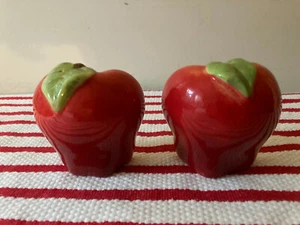 Salero y pimentero de manzana en rodajas rojo delicioso chino con tapones 3" de alto - Imagen 1 de 7