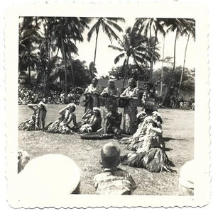 2 Vintage Old PHOTOS of Hawaiian Women & Man Hula Dancing Hawaii Welcome Dance - Picture 1 of 2