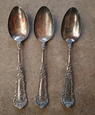 Lote 3 CUCHARAS ANTIGUAS WILLIAM ROGERS & CO Cena 6" Pergaminos Elevados WM 1800's Foto 1 de 4