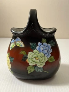 Jarrón vintage con mango de canasta de flores mariposa de porcelana rojo negro nipón 6,5" - Imagen 1 de 10
