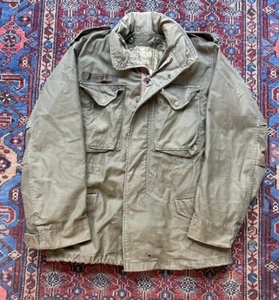 Giacca da campo militare USA vintage anni 60 M-65 grande fodera cappuccio Vietnam esercito con nome - Foto 1 di 11