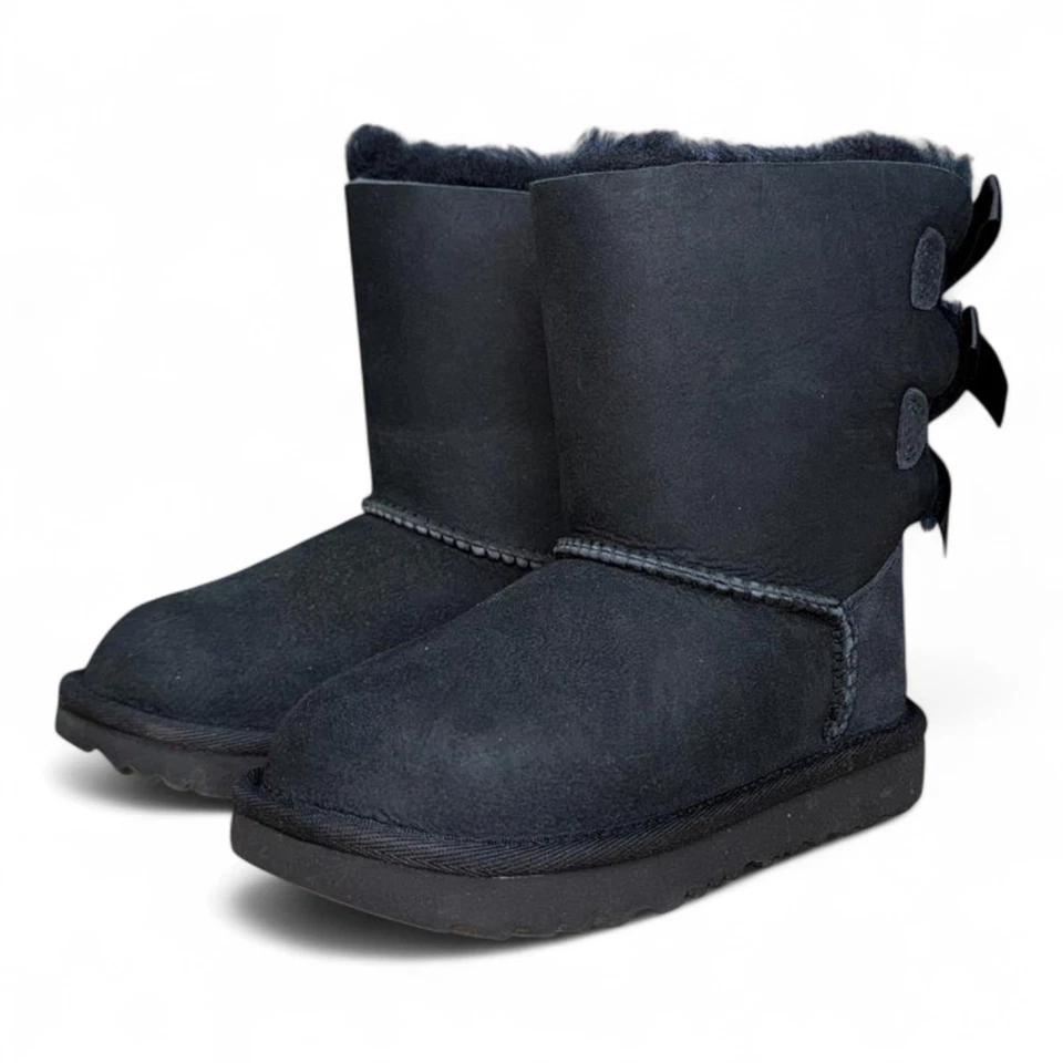 UGG Niño Pequeño Bailey Bow II Botas Piel de Oveja Gamuza Niñas Invierno Zapatos Foto 1 de 1