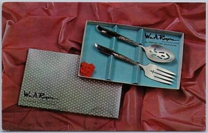 Tarjeta postal cromada Wm A Rogers plateada 2 piezas utensilios publicidad pre-1965 - Imagen 1 de 2