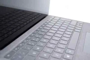 Microsoft Surface Laptop 3 13,5" i5-1035G7 8GB 256GB W11 Pro Silver - Foto 1 di 6