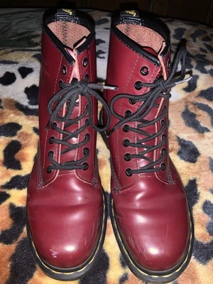 Botas de Combate Doc Martens 1460 Rojo Cereza 8 Ojos Cuero Suave Gótico $170 Usadas en Excelente Condición W9 Foto 1 de 4