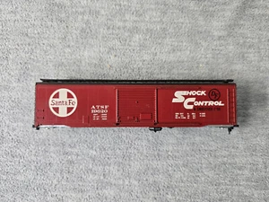 Sana Fe ATSF 19620 Box Car Shock Control HO【Fehlende Achsen/Räder】 - Bild 1 von 7