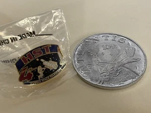 Hubble Weltraumteleskop Servicemission 4 Pin & Atlantis STS-125 Souvenirmünze - Bild 1 von 6