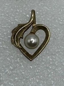 Corazón vintage tono dorado 14 mm diseñado con una perla central de 6 mm - Imagen 1 de 6