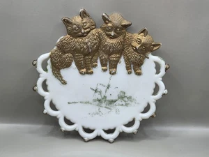 Vintage drei Katzen Spitzenrand Milchglas Stil Wandrelief mit goldfarbenem Dekor - Bild 1 von 8