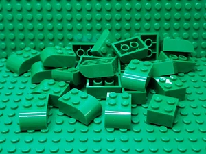 ** Lote de 25 quilates ** Lego NUEVO verde 2 x 3 pendiente--4 pernos y piezas superiores curvas - Imagen 1 de 1