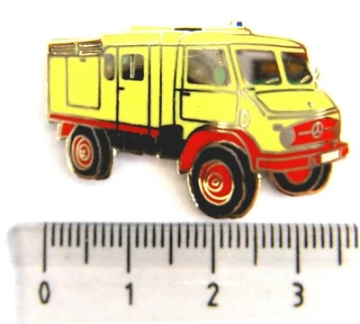 AUTO Pin / Pins - MERCEDES BENZ UNIMOG MALTESER oder JOHANITER rote Felgen - Bild 1 von 2