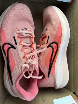 Женские дауншифтеры Nike 13 размер 8,5 абрикосовый агат черные - Изображение 1 из 4