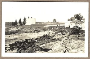 Pemaquid Beach, ME RPPC Old Fort vista lontana - Lorimer E. Brackett #480 - Foto 1 di 2
