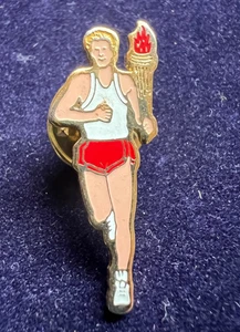 OLYMPIC TORCH RUNNER ENAMEL PIN BADGE - Picture 1 of 3