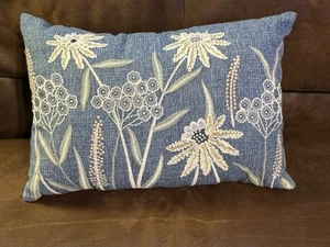Chambray bestickt botanisch dekoratives Kissen 14" x 20" - Bild 1 von 6