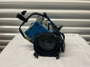 Arri 1000W Plus Fresnel with and bulb - fully working Stage Pin