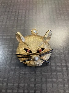 Broche prendedor vintage tono dorado gatito gato imitación perla y ojos rojos y bigotes gruñón - Imagen 1 de 5