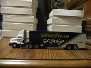 Camión Winross sin usar, en caja escena de carreras americanas #20 Goodyear Racing NASCAR - Imagen 1 de 8