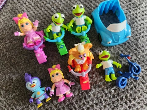 Disney Jr Muppet Babies Playroom Lot of 7 -  2.5" Figures With 6 Vehicles Cover