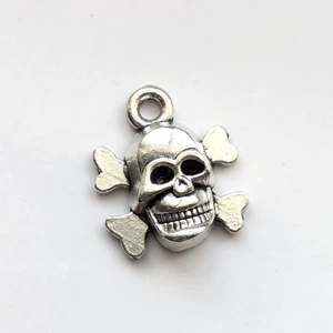 Ciondolo mini ciondolo bracciale pirata vintage tono argento teschio e ossa incrociate - Foto 1 di 3