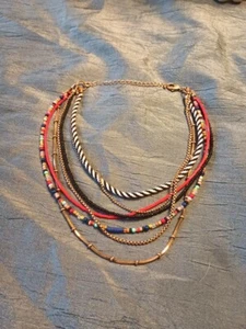 Collar de 7 hilos con cuentas multicolores de cadena en tono latón - Imagen 1 de 2