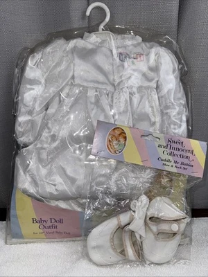 Conjunto de muñeca bebé Sweet and Innocent Collection Cuddle Me Babies con zapatos y calcetines Foto 1 de 4